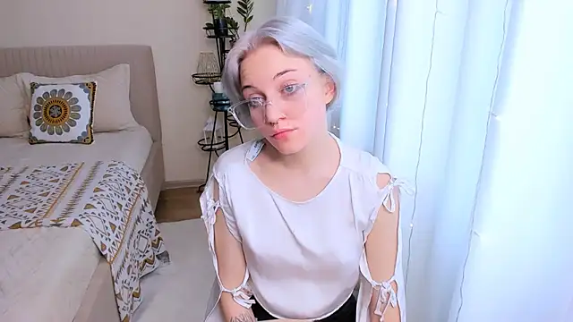 Snapshot of VelvetVixen155 chatting on 02-04-25, 09:28 VelvetVixen155 online show from 02-04-25, 09:28