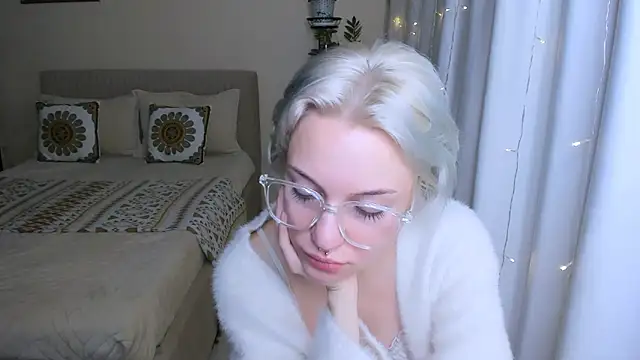 Snapshot of VelvetVixen155 chatting on 02-09-25, 03:32 VelvetVixen155 online show from 02-09-25, 03:32