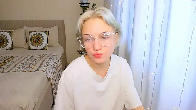 Snapshot of VelvetVixen155 chatting on 02-09-25, 09:37 VelvetVixen155 online show from 02-09-25, 09:37