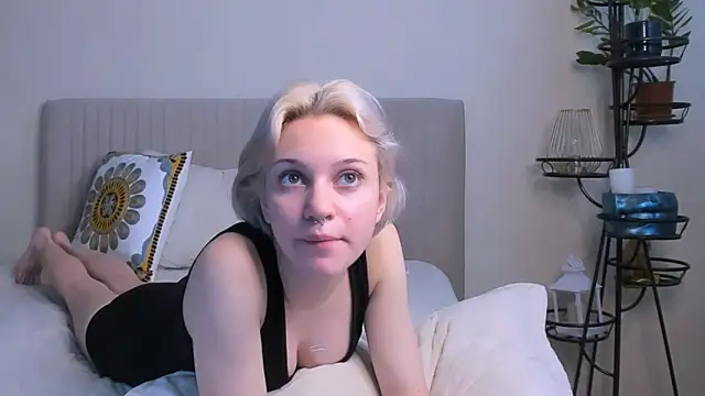 Snapshot of VelvetVixen155 chatting on 02-25-25, 05:30 VelvetVixen155 online show from 02-25-25, 05:30