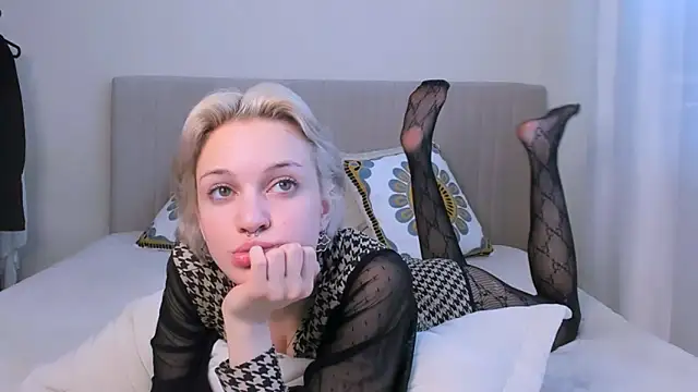 Snapshot of VelvetVixen155 chatting on 02-28-25, 05:26 VelvetVixen155 online show from 02-28-25, 05:26