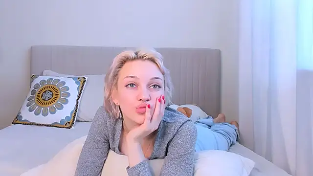 Snapshot of VelvetVixen155 chatting on 03-05-25, 08:43 VelvetVixen155 online show from 03-05-25, 08:43