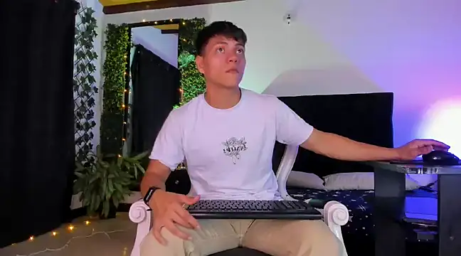 Valentino  X online show from 03-10-25, 11:42