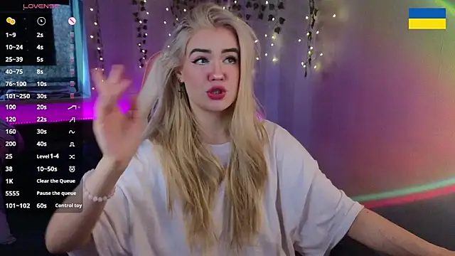 Snapshot of RedVelveten chatting on 09-27-25, 05:34 RedVelveten online show from 09-27-25, 05:34