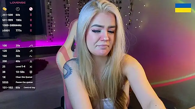 Snapshot of RedVelveten chatting on 10-02-25, 08:27 RedVelveten online show from 10-02-25, 08:27