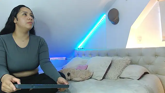 Scarlett Jazmin online show from 10-18-25, 11:00