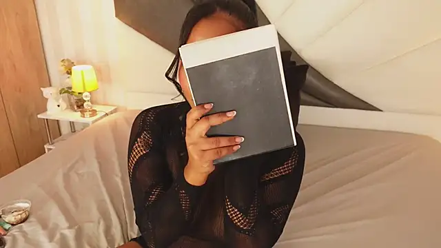 Snapshot of IzzyyBeelmonth chatting on 12-23-24, 01:40 IzzyyBeelmonth online show from 12-23-24, 01:40