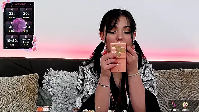 Snapshot of AveryWillow chatting on 02-12-25, 08:40 AveryWillow online show from 02-12-25, 08:40