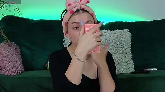 Snapshot of AveryWillow chatting on 09-30-25, 04:28 AveryWillow online show from 09-30-25, 04:28