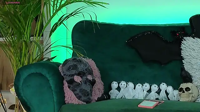 Snapshot of AveryWillow chatting on 10-27-25, 04:49 AveryWillow online show from 10-27-25, 04:49