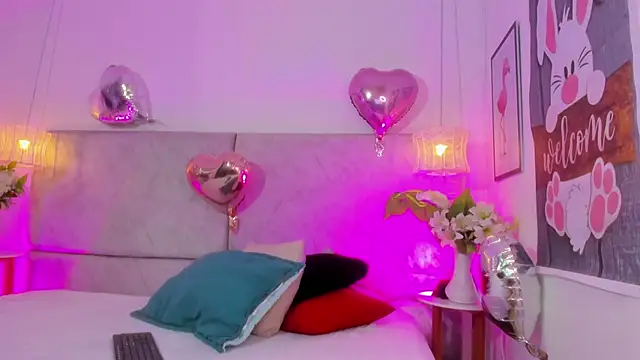 naomiii   online show from 03-26-26, 12:11