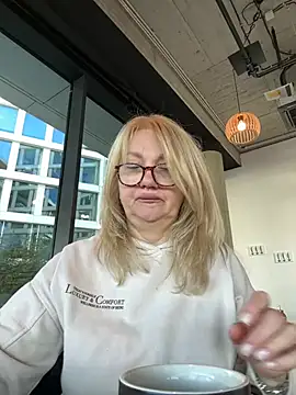 Blond Woman online show from 03-18-25, 01:42