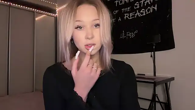 Snapshot of ur_molly chatting on 03-18-25, 05:10 ur molly online show from 03-18-25, 05:10