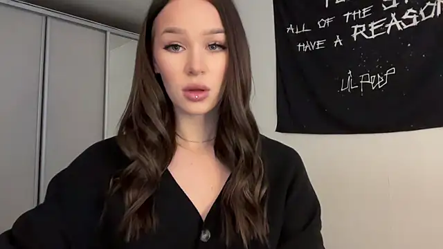 Snapshot of ur_molly chatting on 12-15-25, 06:06 ur molly online show from 12-15-25, 06:06