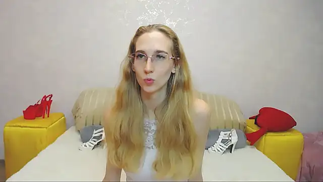 Snapshot of KlaryBrait chatting on 12-04-24, 08:34 KlaryBrait online show from 12-04-24, 08:34