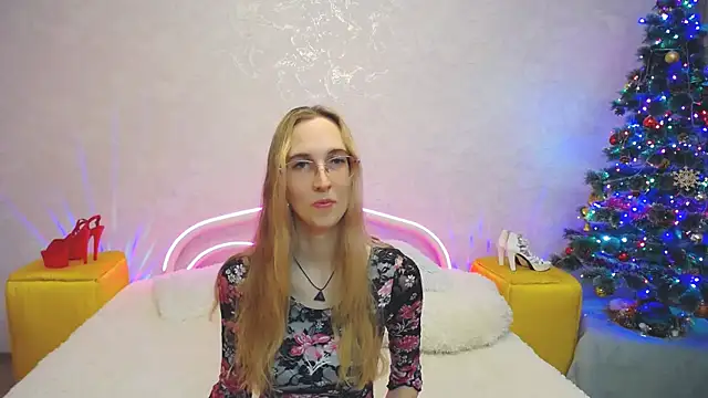 Snapshot of KlaryBrait chatting on 12-18-24, 03:00 KlaryBrait online show from 12-18-24, 03:00