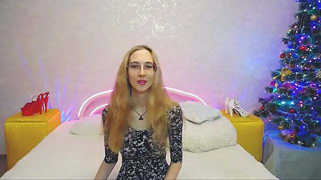 Snapshot of KlaryBrait chatting on 12-19-24, 11:18 KlaryBrait online show from 12-19-24, 11:18