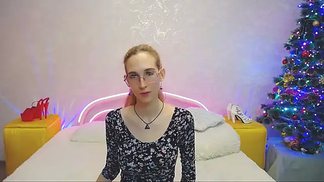 Snapshot of KlaryBrait chatting on 12-19-24, 02:35 KlaryBrait online show from 12-19-24, 02:35