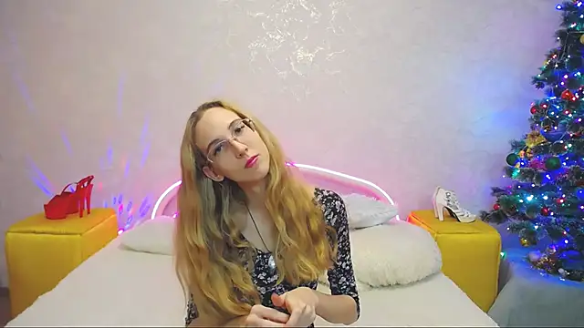 Snapshot of KlaryBrait chatting on 12-21-24, 12:38 KlaryBrait online show from 12-21-24, 12:38