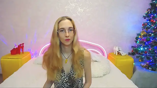 Snapshot of KlaryBrait chatting on 12-22-24, 11:00 KlaryBrait online show from 12-22-24, 11:00