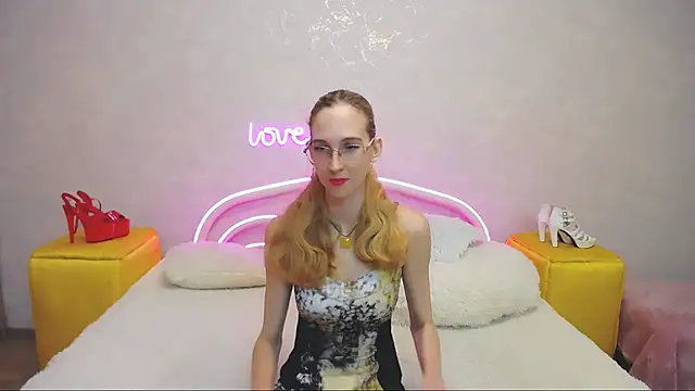 Snapshot of KlaryBrait chatting on 01-24-25, 10:21 KlaryBrait online show from 01-24-25, 10:21