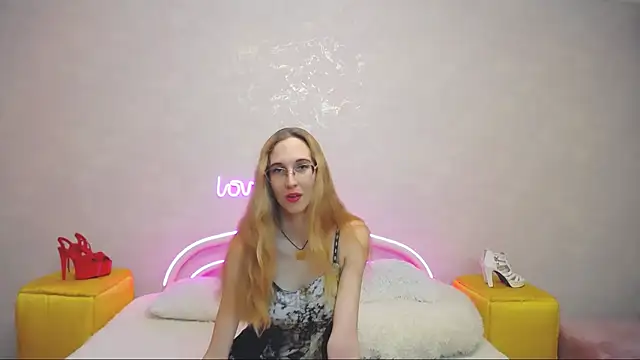 Snapshot of KlaryBrait chatting on 01-26-25, 10:23 KlaryBrait online show from 01-26-25, 10:23