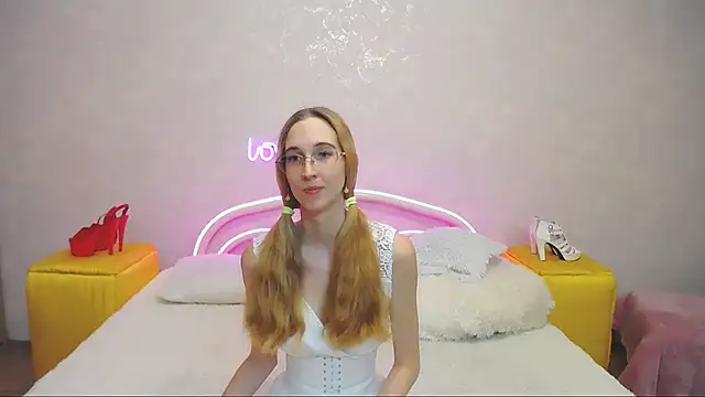 Snapshot of KlaryBrait chatting on 01-27-25, 10:16 KlaryBrait online show from 01-27-25, 10:16