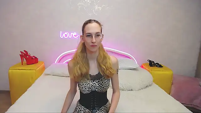 Snapshot of KlaryBrait chatting on 02-25-25, 01:39 KlaryBrait online show from 02-25-25, 01:39