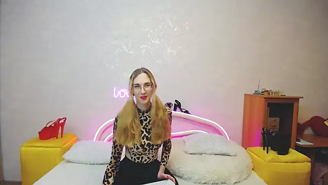 Snapshot of KlaryBrait chatting on 03-15-25, 12:34 KlaryBrait online show from 03-15-25, 12:34