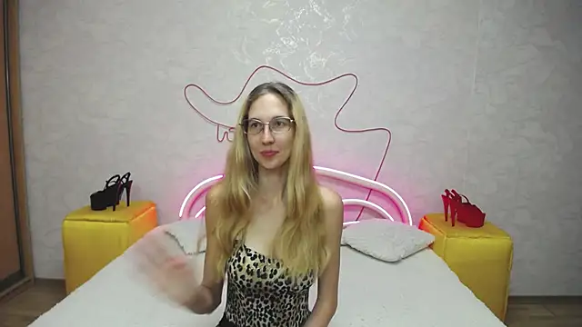 Snapshot of KlaryBrait chatting on 09-19-25, 04:03 KlaryBrait online show from 09-19-25, 04:03