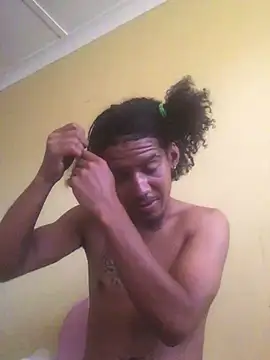 Snapshot of lionheart05 chatting on 02-06-25, 11:43 lionheart05 online show from 02-06-25, 11:43