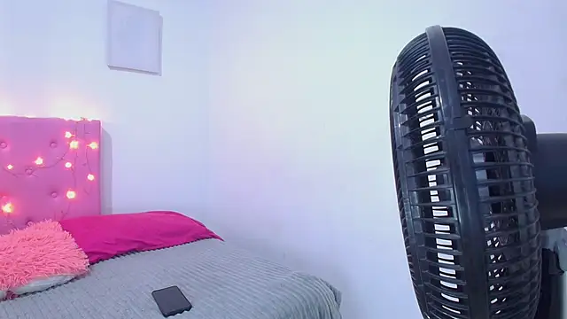 issa kitty online show from 01-30-25, 03:08