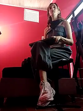 Ambar Roux  online show from 12-16-25, 04:01