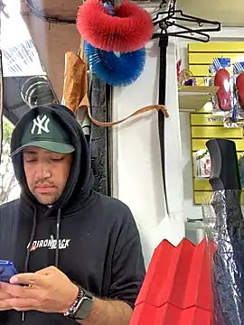 JuanZapata33 online show from 11-04-25, 09:36