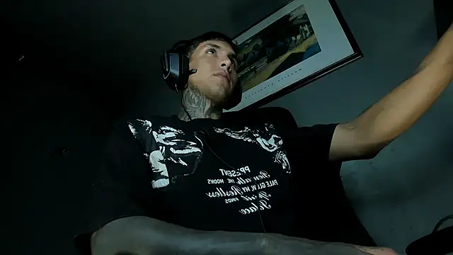 Snapshot of Travistanner_28 chatting on 05-12-26, 01:36 Travistanner 28 online show from 05-12-26, 01:36