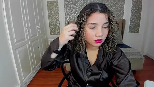 Snapshot of Mayaa_ross chatting on 10-10-25, 02:54 Mayaa ross online show from 10-10-25, 02:54