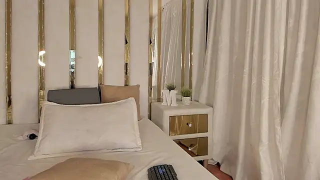 Snapshot of MicaelaHot_ chatting on 02-27-25, 02:21 MicaelaHot online show from 02-27-25, 02:21