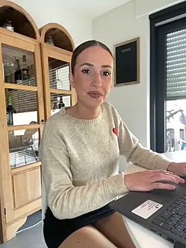 Snapshot of lola_tentatiion chatting on 02-18-25, 09:43 lola tentatiion online show from 02-18-25, 09:43