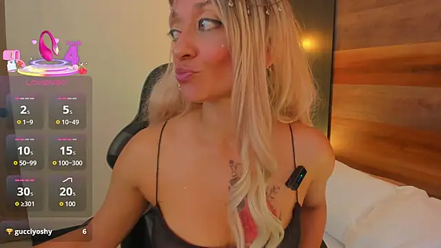 Snapshot of emma_collson chatting on 10-28-25, 02:37 emma collson online show from 10-28-25, 02:37