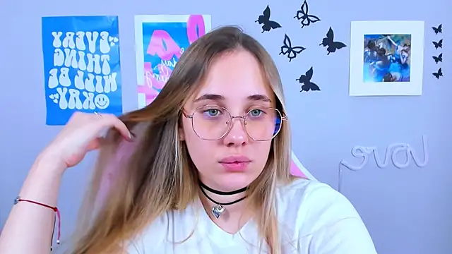 Snapshot of MiaMilas chatting on 12-23-24, 07:49 MiaMilas online show from 12-23-24, 07:49