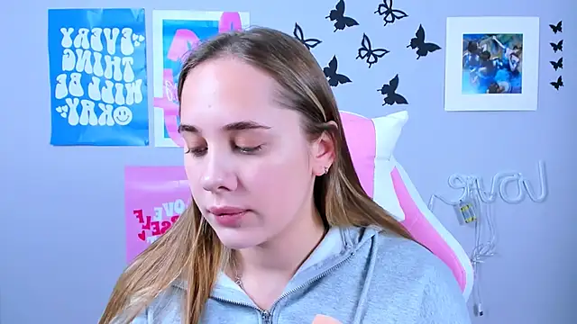 Snapshot of MiaMilas chatting on 12-25-24, 04:33 MiaMilas online show from 12-25-24, 04:33