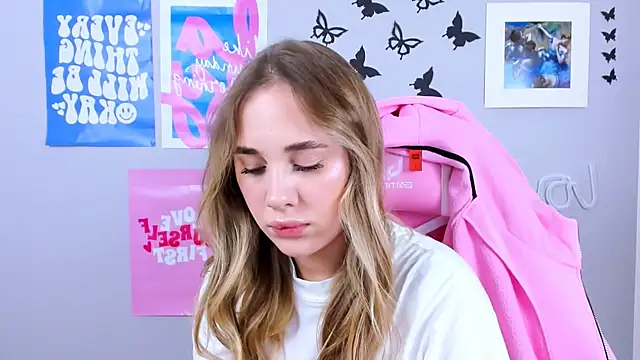 Snapshot of MiaMilas chatting on 12-30-24, 12:42 MiaMilas online show from 12-30-24, 12:42