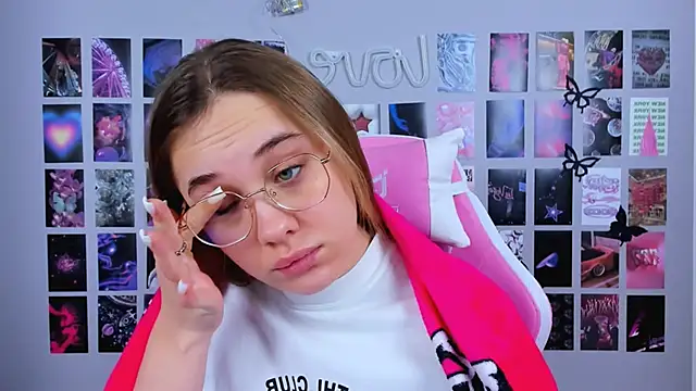 Snapshot of MiaMilas chatting on 02-08-25, 05:40 MiaMilas online show from 02-08-25, 05:40