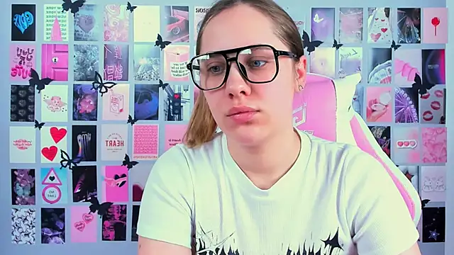 Snapshot of MiaMilas chatting on 03-21-25, 06:27 MiaMilas online show from 03-21-25, 06:27