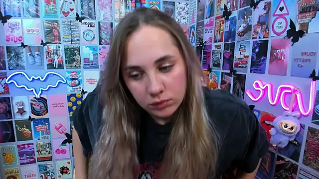 Snapshot of MiaMilas chatting on 10-20-25, 04:29 MiaMilas online show from 10-20-25, 04:29