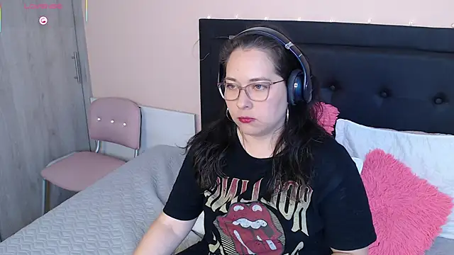 Snapshot of May_Carlier chatting on 09-09-25, 01:16 May Carlier online show from 09-09-25, 01:16