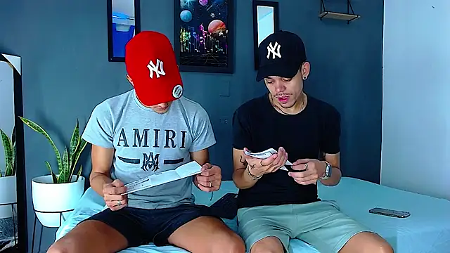 Snapshot of Friendsofeverything_ chatting on 12-22-24, 11:22 Friendsofeverything online show from 12-22-24, 11:22