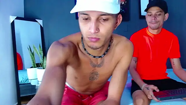 Snapshot of Friendsofeverything_ chatting on 12-23-24, 04:17 Friendsofeverything online show from 12-23-24, 04:17