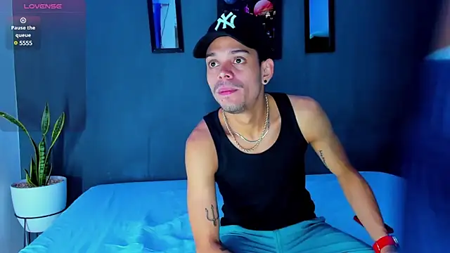 Snapshot of Friendsofeverything_ chatting on 02-04-25, 01:13 Friendsofeverything online show from 02-04-25, 01:13