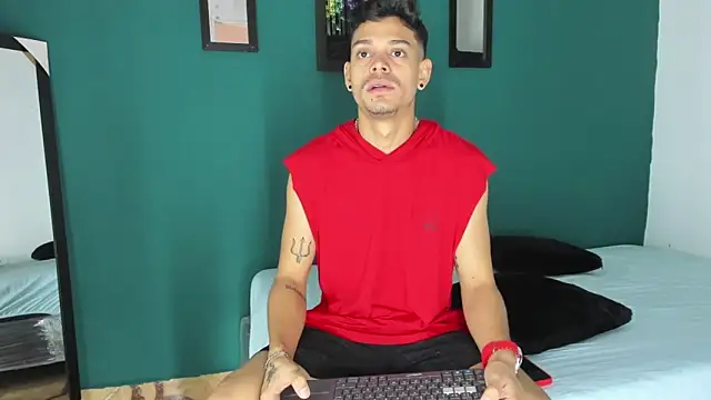 Snapshot of Friendsofeverything_ chatting on 03-06-25, 01:14 Friendsofeverything online show from 03-06-25, 01:14